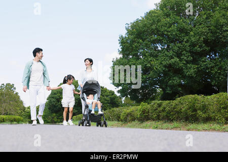 Felice famiglia giapponese in un parco della città Foto Stock