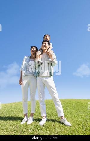 Felice famiglia giapponese in un parco della città Foto Stock