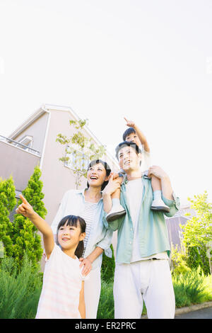 Felice famiglia giapponese in un parco della città Foto Stock