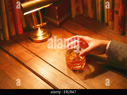 Uomo giapponese con un bicchiere di whiskey in un bar alla moda Foto Stock