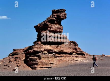 Dunhuang. Xxiv Maggio, 2015. Foto scattata il 24 Maggio 2015 mostra una a forma di leone yardang rilievi a Dunhuang Yardang Geoparco nazionale in Dunhuang, a nord-ovest della Cina di Provincia di Gansu. © Wang Song/Xinhua/Alamy Live News Foto Stock