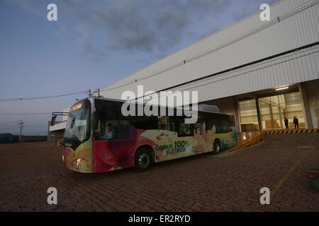 (150526) -- CAMPINAS, 26 maggio 2015 (Xinhua) -- Immagine presa il 22 Maggio 2015 mostra un bus elettrico nell'edificio che ospiterà un impianto della società di veicoli elettrici BYD della Cina, nella città di Campinas, Sao Paulo, Brasile. BYD, un produttore cinese di veicoli elettrici e pannelli solari, contribuirà al verde di Rio de Janeiro i Giochi Olimpici il prossimo anno. "Il Brasile è il secondo più grande mercato degli autobus in tutto il mondo. E noi crediamo in Brasile del potenziale per consolidare la sua posizione come uno dei maggiori mercati per energia pulita", ha detto Adalberto Maluf, direttore del marketing e gli affari governativi per Foto Stock