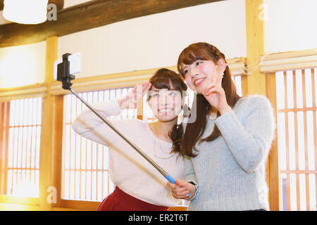 Due giovani donne giapponesi prendendo un selfie in Kawagoe città vecchia, Giappone Foto Stock