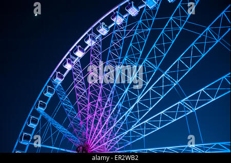 Luci colorate illuminano Atlanta, la Georgia il gigantesco centro di vista del cielo ruota panoramica Ferris. Stati Uniti d'America. Foto Stock