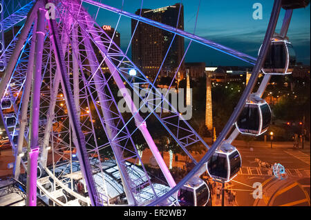 Atlanta, Georgia cityscape con vista del cielo ruota panoramica Ferris, CNN Center Omni Hotel e il Centennial Olympic Park. Stati Uniti d'America. Foto Stock