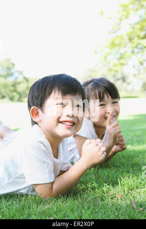 Felici i bambini giapponesi in un parco della città Foto Stock