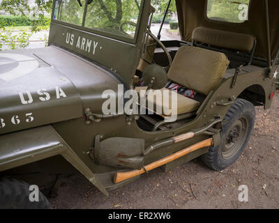 Jeep Willys con ax e la pala (seconda Guerra Mondiale). Foto Stock