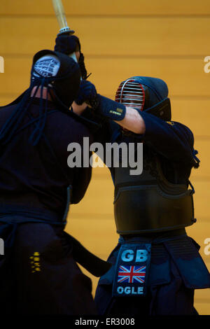 Tokyo, Giappone. 26 Maggio, 2015. James Ogle (destra) del GB Team di Kendo, formazione in Tokyo, Giappone, per il XVI World Kendo campionati che si terrà questo fine settimana potrebbero 30-31st. Credito: Peter Blake/Alamy Live News Foto Stock