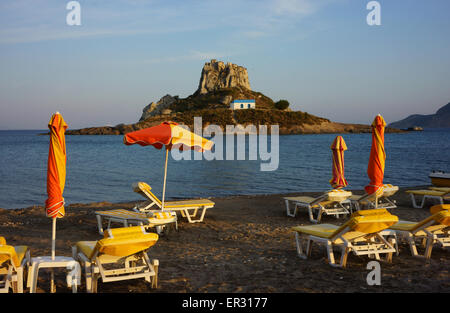 Isola Kastri visto dalla spiaggia di Agios Stefanos, isola di Kos, Grecia Foto Stock