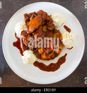 Café pranzo pan fried fegatini di pollo con Pimento mantecato il formaggio di capra e Ratatouille a Chadwick & Co Coffee House e cucina Foto Stock