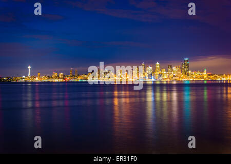 La skyline di Seattle e della Baia di Elliott di notte, visto da ovest a Seattle, Washington. Foto Stock