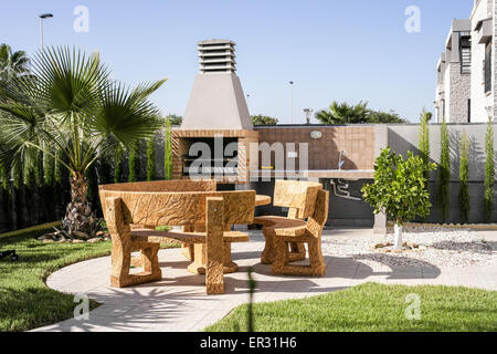 Area barbecue in giardino spagnolo, con salotto e area washinup Foto Stock