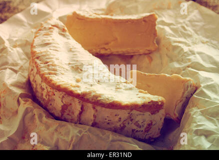 Camembert accartocciata sulla carta di avvolgimento. Stile grunge. 26 Maggio, 2015. © Igor Golovniov/ZUMA filo/ZUMAPRESS.com/Alamy Live News Foto Stock