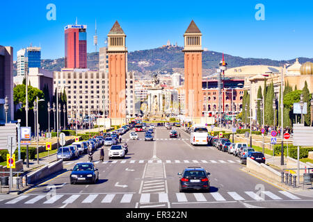 Torri Veneziane. Tibidabo sfondo. Barcellona, in Catalogna, Spagna. Foto Stock