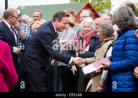 Il Primo Ministro David Cameron in visita a Ambleside Sports Club, Nuneaton a pronunciare un discorso in testa fino al generale Elaection Foto Stock