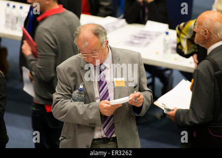 Gruppo del Partito europeo dei liberali democratici John Hemming foto di centro, alle elezioni generali contare all'ICC Birmingham dove ha perso il suo sedile. Foto Stock