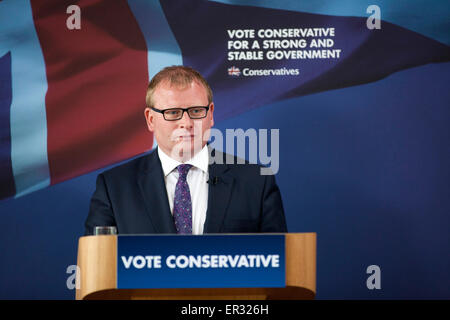 MP Marcus Jones MP per Nuneaton intervenendo a una riunione tecnica per il 2015 elezione generale. Foto Stock