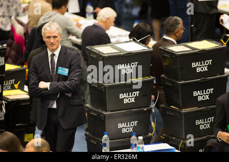 Mark Rogers, Chief Executive di Birmingham City Council poggiando su urne di voto durante le elezioni generali conteggio in Birmingham. Foto Stock