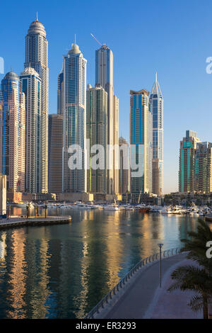 DUBAI, Emirati Arabi Uniti - 11 novembre: vista di Dubai Marina Towers a Dubai, Emirati Arabi Uniti nel novembre 11,2014. Dubai Foto Stock