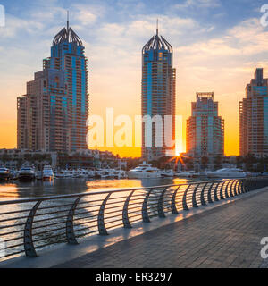 Vista della Marina di Dubai a sunrise, EMIRATI ARABI UNITI Foto Stock