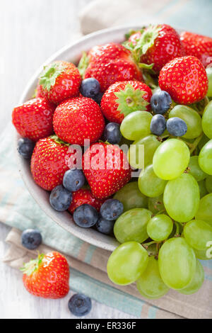 Frutta fresca e bacche. fragola mirtillo uva Foto Stock