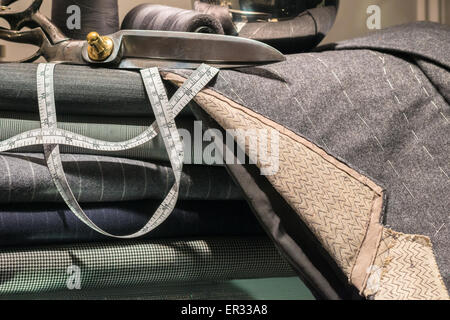 Ancora in vita di sartoria con gli strumenti del mestiere e panno per pulizia Foto Stock