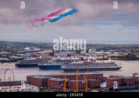 Cunard tre regine crociera insieme nel fiume Mersey per celebrare Cunard. 175mo anniversario con la RAF Frecce rosse Foto Stock