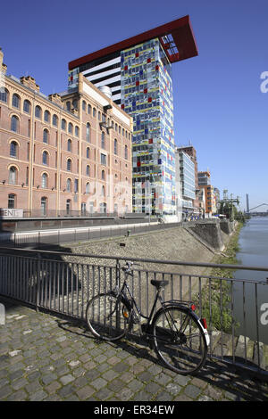 DEU, Germania, Duesseldorf, il Medienhafen (Media Harbour) con il grattacielo Colorium e un vecchio magazzino edificio. DEU, DT Foto Stock