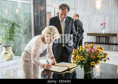 New Delhi, India. 26 Maggio, 2015. Il Ministro della Difesa tedesco, Ursula von der Leyen scrive una voce nel libro degli ospiti presso la residenza dell'Ambasciatore tedesco a Nuova Delhi, India, 26 maggio 2015. Foto: ENRICO FABIAN/dpa/Alamy Live News Foto Stock