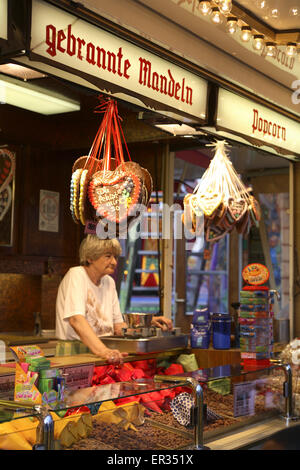 DEU, Germania, Duesseldorf, fiera del divertimento presso le rive del fiume Reno nella città quartiere Oberkassel, cuori di panpepato. DEU Foto Stock