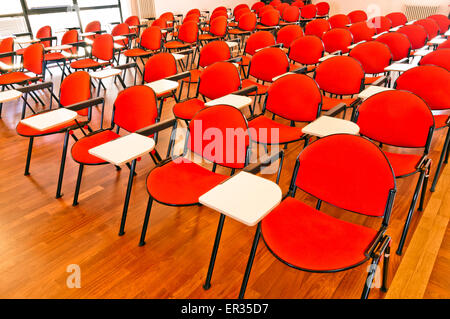 Sedie vuote in sala conferenze Foto Stock