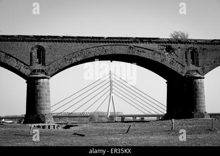 L'Europa, in Germania, in Renania settentrionale-Vestfalia, Wesel, il Niederrhein ponte che attraversa il fiume Reno e il vecchio ponte della ferrovia che w Foto Stock