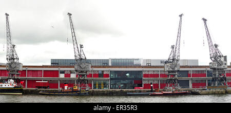 Quattro conserve alimentati elettricamente di gru di carico al di fuori della M museo sparso sul fronte del porto di Bristol, Regno Unito. Foto Stock