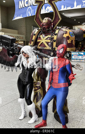 Gli appassionati di cosplay che frequentano il sistema MCM London Comic Con al centro Excel. Foto Stock