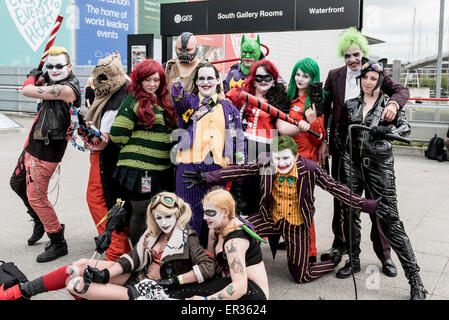 Un gruppo di appassionati di cosplay che frequentano il sistema MCM London Comic Con al centro Excel. Foto Stock