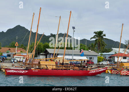 , ,Rarotonga Isole cuochi .Vaka camminatori ancorata a Rarotonga per la sessione inaugurale del "Te Vaka Manava Festival' organizzato come parte delle Isole Cook cinquantesimo anniversario . Questi devono essere uniti da cinque a doppio scafo sorella voyaging canoe dalle isole Figi, Samoa e Tahiti e due canoe da Aotearoa .Il principale tradizionale cerimonia di benvenuto si svolgerà lunedì 25 .5 .2015 allo Avana Porto.-Il sito storico antica in cui la gente di mare impostato su off 7 Vahas per migliaia di miglia, portando tutto ciò di cui avrebbero bisogno, da raccolti di radice e semi per uso domestico Foto Stock