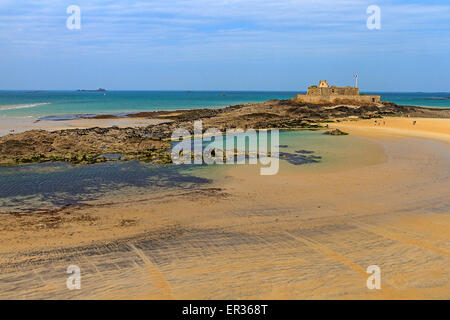 Francia Bretagna Fort National; con la bassa marea si può raggiungere questa fortezza costruita per difendere il Saint Malo Foto Stock