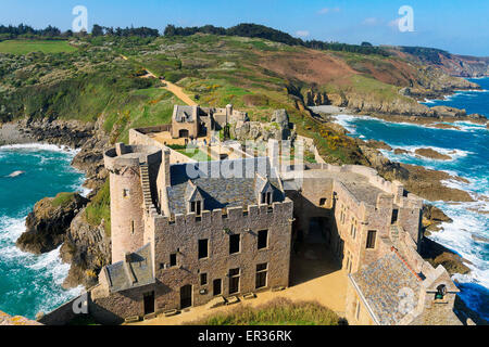 Francia Bretagna Fort La Latte Rocca del XIV secolo, suggestiva costruzione a picco sul mare che per le sue caratteristiche è stata scelta come location per molti film compresi i Vichinghi nel 1958 e anche i video musicali.La vista dalla torre principale Foto Stock