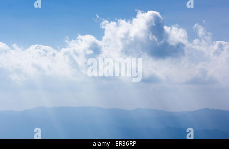 Sunray attraverso il cloud su sky può essere utilizzato come sfondo e aspetto drammatico Foto Stock