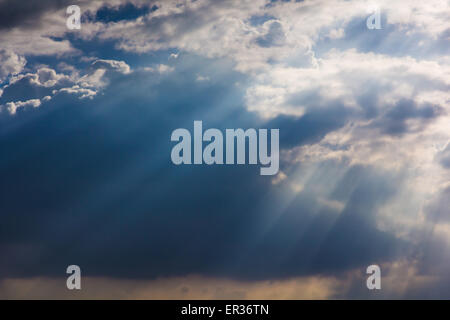 Sunray attraverso la foschia su sky può essere utilizzato come sfondo e aspetto drammatico Foto Stock