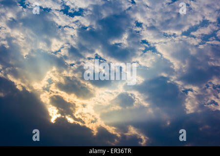 Sunray attraverso la foschia su sky può essere utilizzato come sfondo e aspetto drammatico Foto Stock