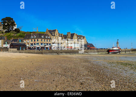 Cancale (Francia, Bretagna Cancale), il panorama della spiaggia cittadina, e sullo sfondo le case di il lungomare e il porto con una barca da pesca in secca a causa della bassa marea. Foto Stock