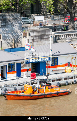 Mk2 e classe scialuppa di salvataggio, Hurley Burley, è uno dei più veloci nella flotta RNLI. La torre di salvataggio sulla stazione di Victoria Embankment. Foto Stock