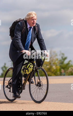 Londra, Regno Unito. Il 26 maggio 2015. Per contrassegnare albero a Londra la settimana, Boris Johnson, sindaco di Londra, visto che arrivano al sito in bicicletta alla pianta il finale di alberi da frutto in Mandeville Place, Queen Elizabeth al Parco Olimpico del nuovo frutteto. Il frutteto è composta di 55 nuovi alberi da frutto, tra cui uno per ciascuna della medaglia d'oro dei vincitori presso il London 2012 Giochi Paralimpici. Credito: Stephen Chung / Alamy Live News Foto Stock