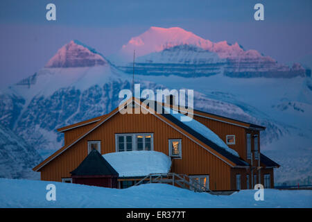 Ny-Aelesund, Norvegia. 09Apr, 2015. Il sole tramonta poco prima di mezzanotte, illuminazione fino alla liquidazione case, al Kings Bay stazione di ricerca su Spitsbergen in Ny-Aelesund, Norvegia, 09 aprile 2015. Gli scienziati con l'Istituto Alfred Wegener lavorare con il francese Istituto polare Paul Emile Victor (IPEV) nei campi di biologica, geologica e Meteorological Research presso l'AWIPEVTedesco-francese arctic base di ricerca. Foto: Jens Buettner/dpa/Alamy Live News Foto Stock