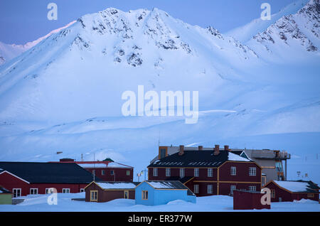 Ny-Aelesund, Norvegia. 09Apr, 2015. Il Polo Nord Hotel può essere visto al Kings Bay stazione di ricerca su Spitsbergen in Ny-Aelesund, Norvegia, 09 aprile 2015. Gli scienziati con l'Istituto Alfred Wegener lavorare con il francese Istituto polare Paul Emile Victor (IPEV) nei campi di biologica, geologica e Meteorological Research presso l'AWIPEVTedesco-francese arctic base di ricerca. Foto: Jens Buettner/dpa/Alamy Live News Foto Stock