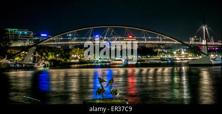 Avviamento Ponte sul Fiume Brisbane di notte Foto Stock