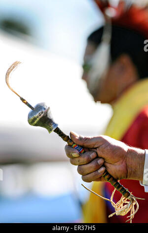 Dettaglio colpo di ornati sonaglio utilizzato nella tradizionale American Indian Gourd Dance presso i nativi americani Associazione dei veterani annuale Giornata del Patrimonio Pow Wow Novembre 25, 2014 nella porta del sud della California. Foto Stock