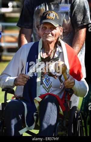 Marina degli Stati Uniti la II Guerra Mondiale il veterano nativo americano e Paolo Duronslet un membro della tribù Cherokee presso l annuale Giornata del Patrimonio Pow Wow Novembre 25, 2014 nella porta del sud della California. Foto Stock