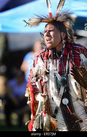 Vestite nel tradizionale costume cerimoniale Native American Johnny Velasquez, un membro della tribù Apache prende parte in balli tradizionali durante l annuale Giornata del Patrimonio Pow Wow Novembre 25, 2014 nella porta del sud della California. Foto Stock